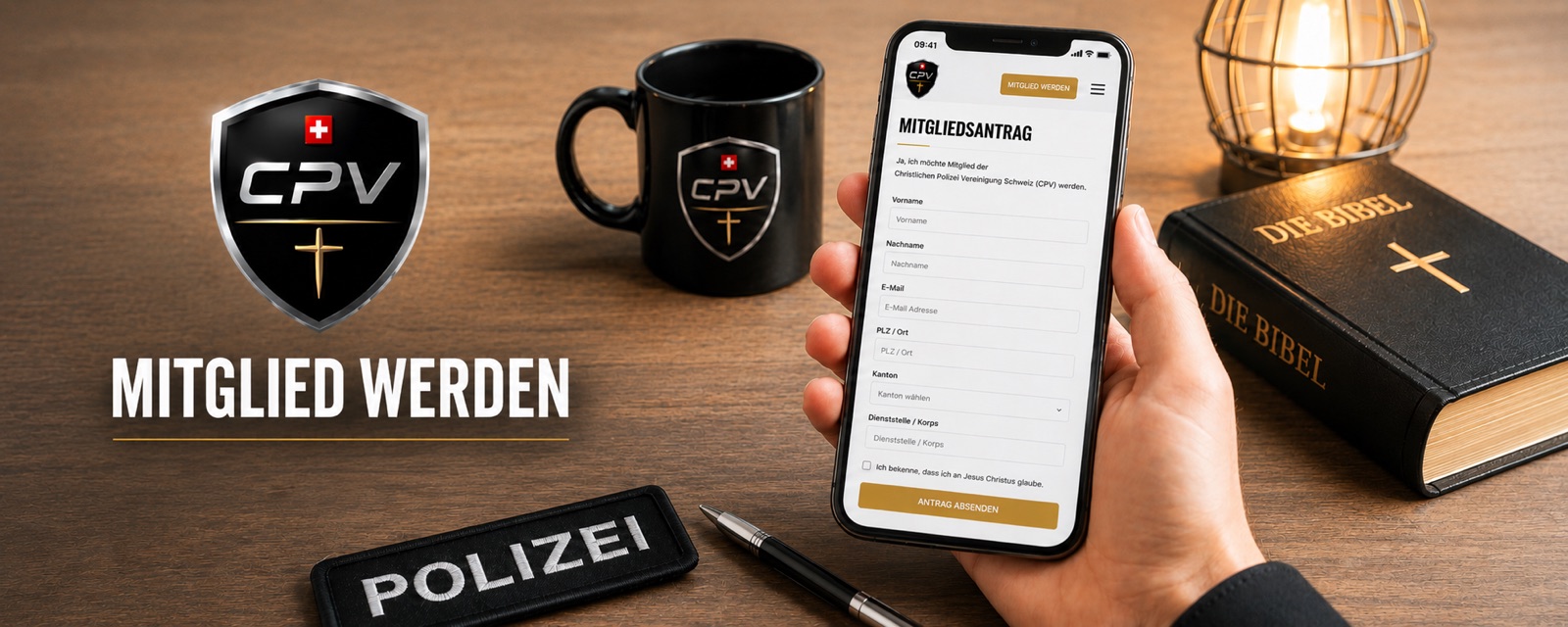 Eine Hand hält ein Telefon mit dem Mitgliederformular, daneben CPV-Wappen, Tasse und Bibel; Schriftzug «Mitglied werden»